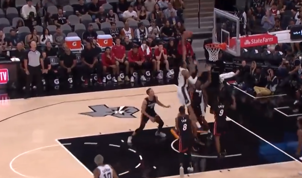  基尔希霍夫任意球直接破门，技惊四座点燃全场激情