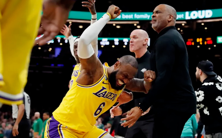  湖人加时险胜快船，詹姆斯关键盖帽锁定胜局